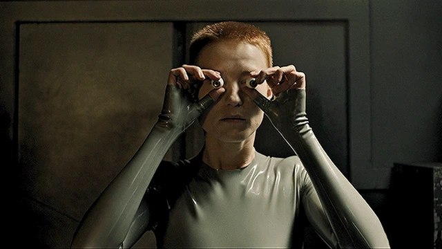 Воспитанные волками (Raised by Wolves, 2020-2022), андроид Бабушка активируется (5) — Кино GIF