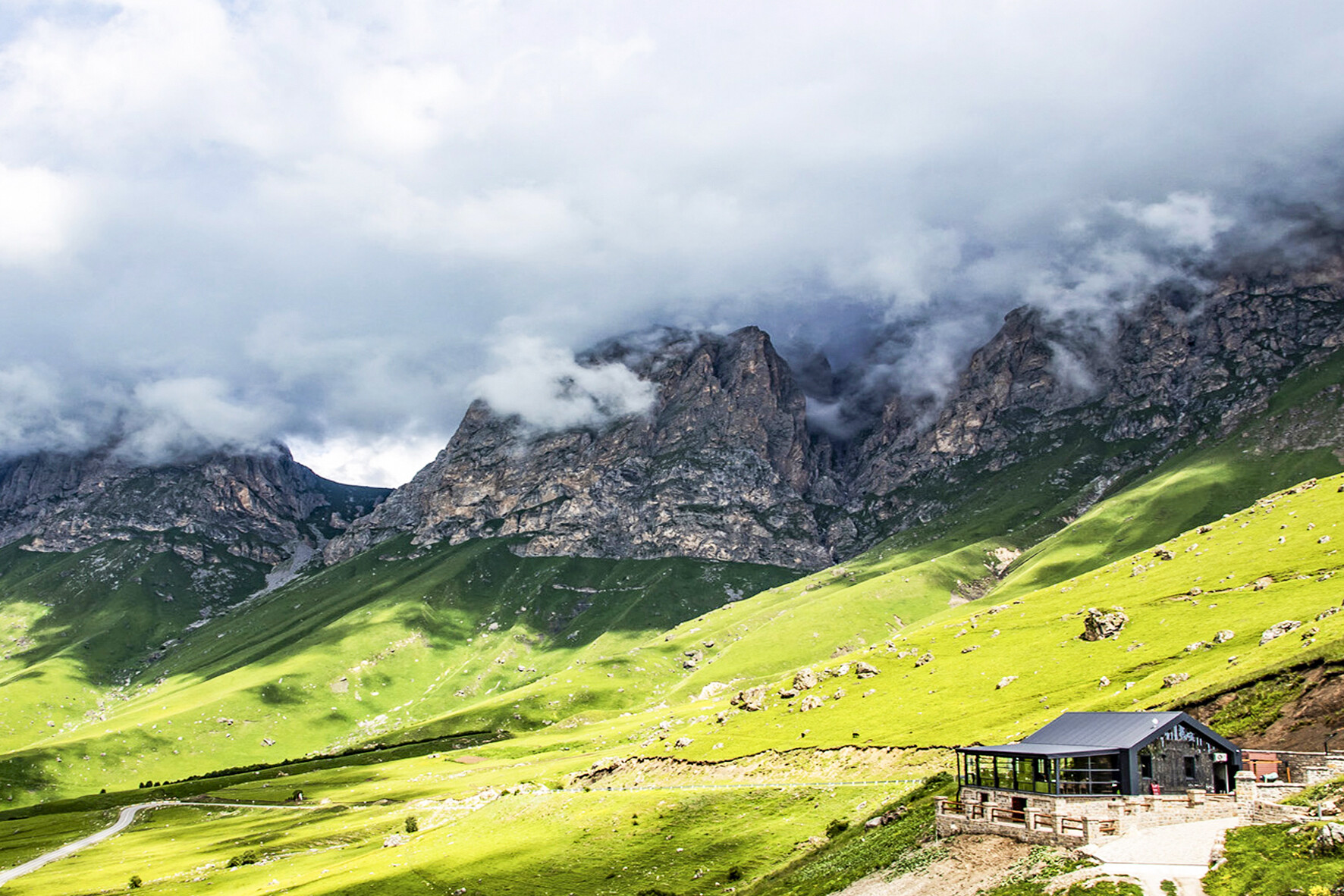 Цей-Лоамский перевал – одна из главных природных жемчужин Ингушетии. Это не просто дорога, а настоящий аттракцион впечатлений. Хоть дорога поднимает...