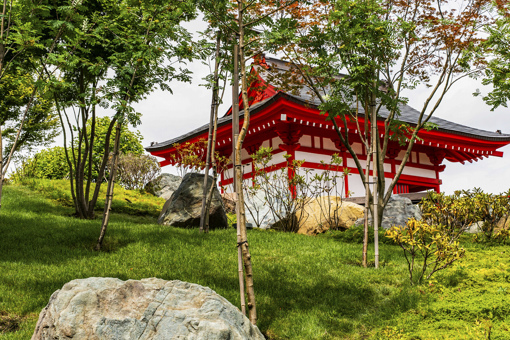 Сухие каменные пруды, водоемы, водопады, ручьи, деревянные беседки, мосты и дорожки - чего только нет в Японском саду. Здесь полностью погружаешься...