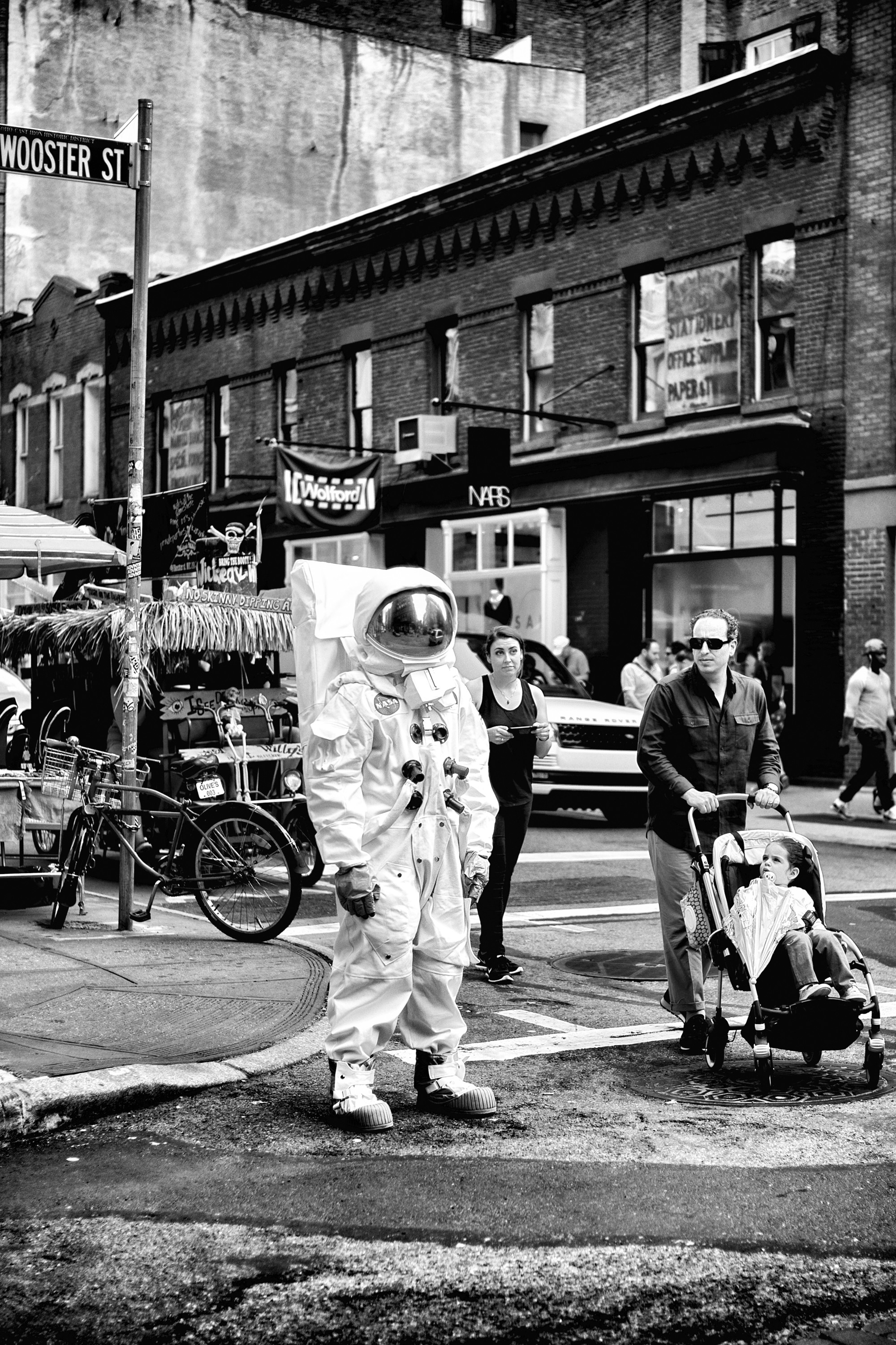На улице замечен космонавт. Сохо, Нью-Йорк, 2015. Фотограф Фил Пенман