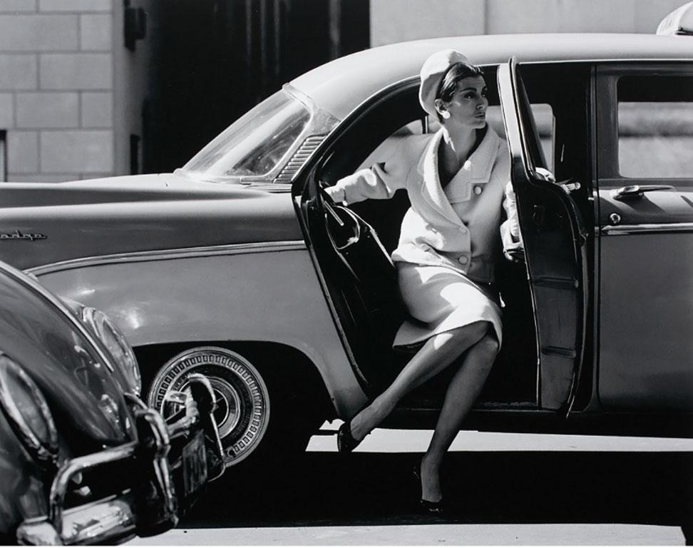 Кармен выходит из такси, 1959. Фотограф Джерри Шацберг