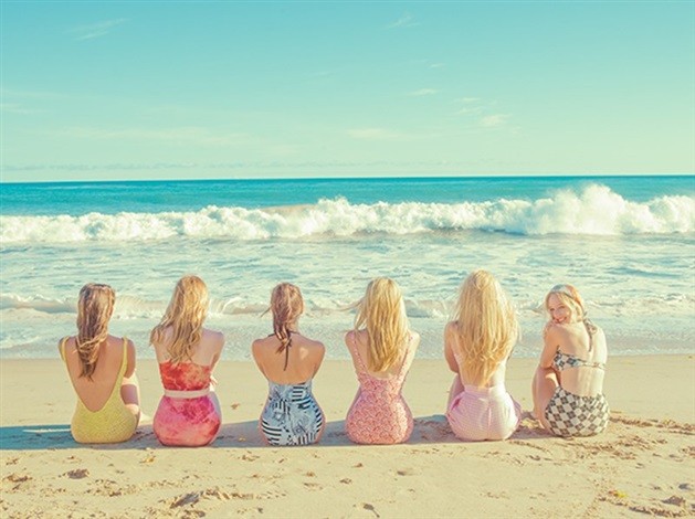 Девушки на пляже. Фотограф Тайлер Шилдс