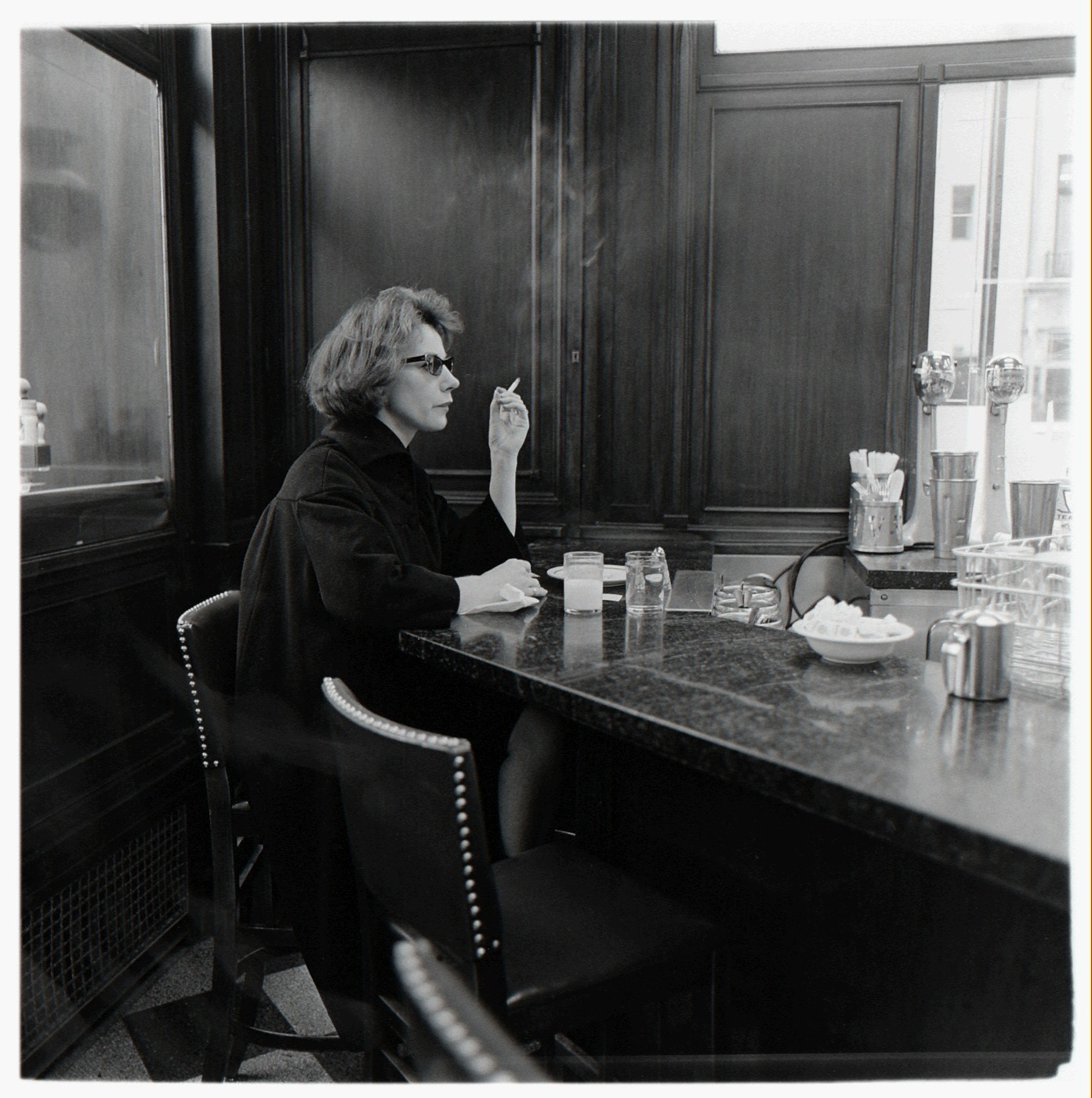 Женщина за барной стойкой, Нью-Йорк, 1962. Фотограф Диана Арбус
