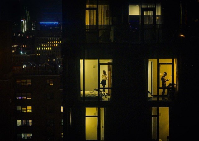 Вечерний Нью-Йорк, напоминающий картины Эдварда Хоппера. Фотограф Дина Литовски