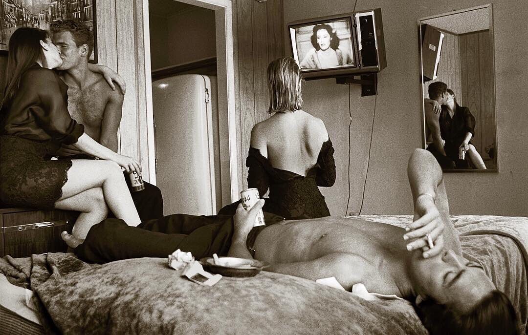 Лиза Кауфманн в окружении друзей смотрит на Джоан Кроуфорд в телевизоре. Съёмка для Stern в мотеле, штат Техас, 1987. Фотограф Альберт Уотсон