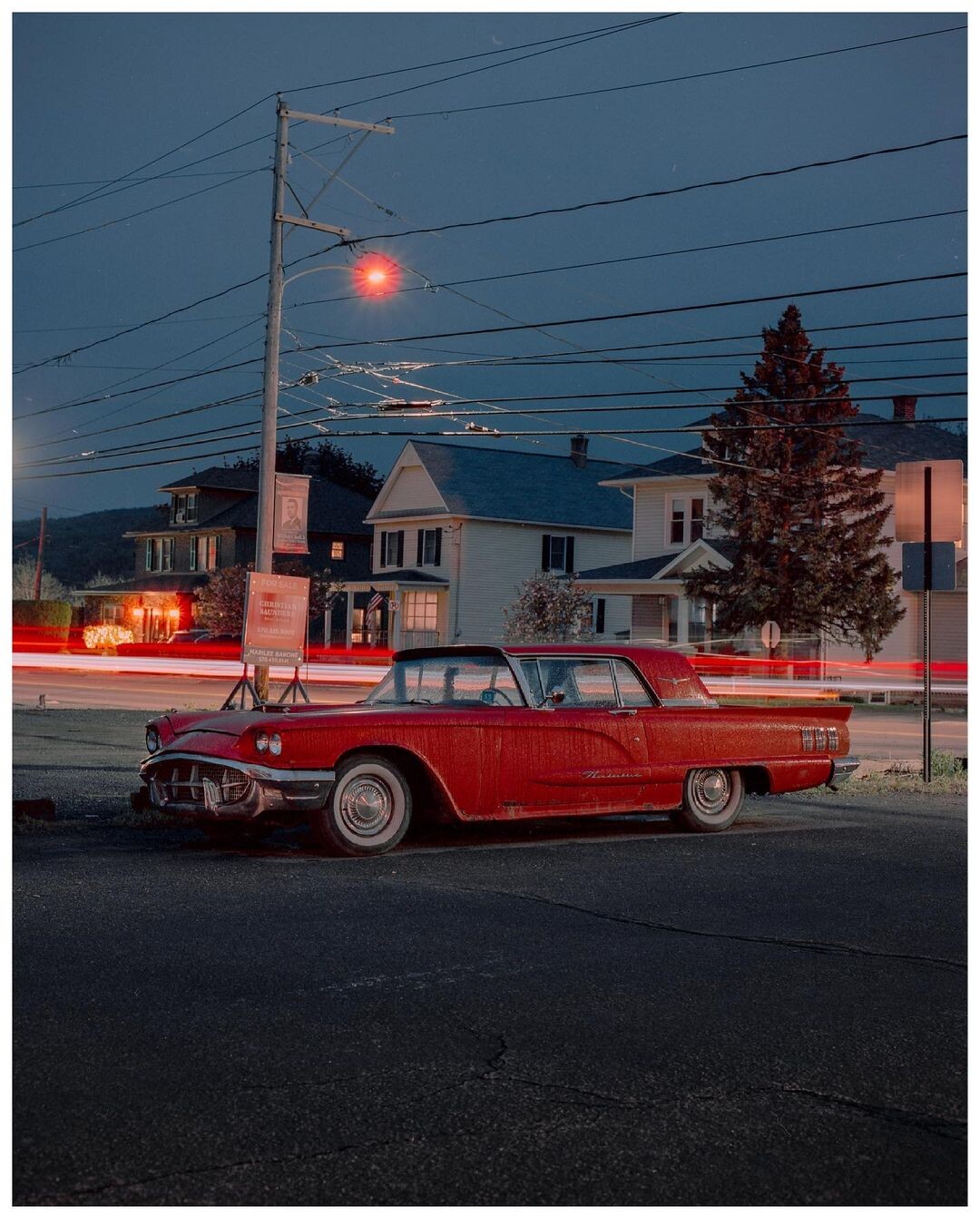 Красный автомобиль. Фотограф Самсон Уотсон