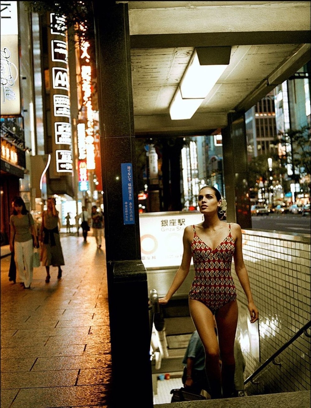 Модель Кассия Авила в Токио для Vogue, 1996. Фотограф Боб Вулфенсон