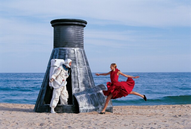 Модель Мэгги Райзер встречает своего пришельца, Vogue, 1998. Фотограф Артур Элгорт