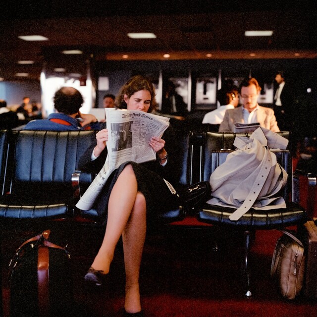Чтение The New York Times в аэропорту, 1986. Фотограф Джанет Делейни