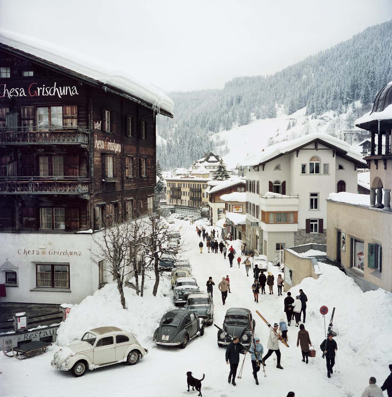 Зимний отдых. Клостерс, Швейцария, 1963. Фотограф Слим Ааронс