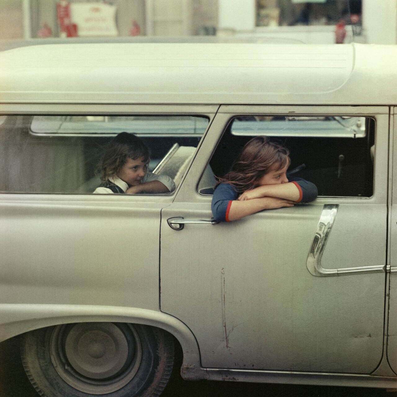 Две девочки в автомобиле, Вашингтон, округ Колумбия, 1967. Фотограф Марио Карничелли
