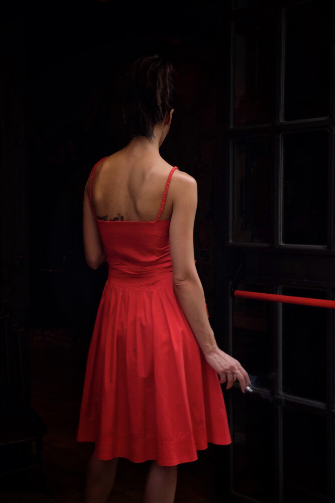 Девушка в красном. Фотограф Ориетта Джелардин Спинола