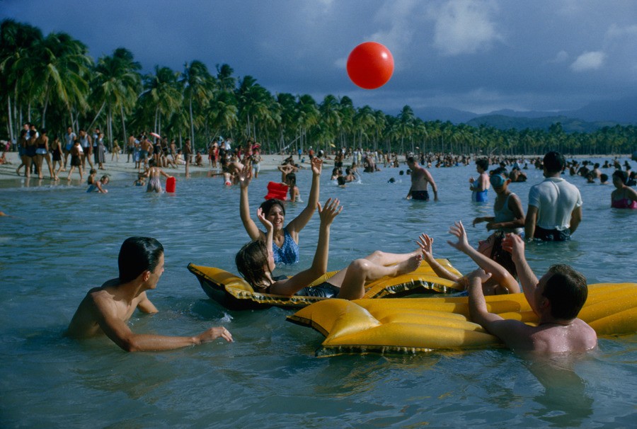 Игры на воде у пляжа Лукилло в Пуэрто-Рико, 1962. Фотограф Б. Энтони Стюарт — Странный цвет: краски жизни в плёночных фотографиях / Камералабс