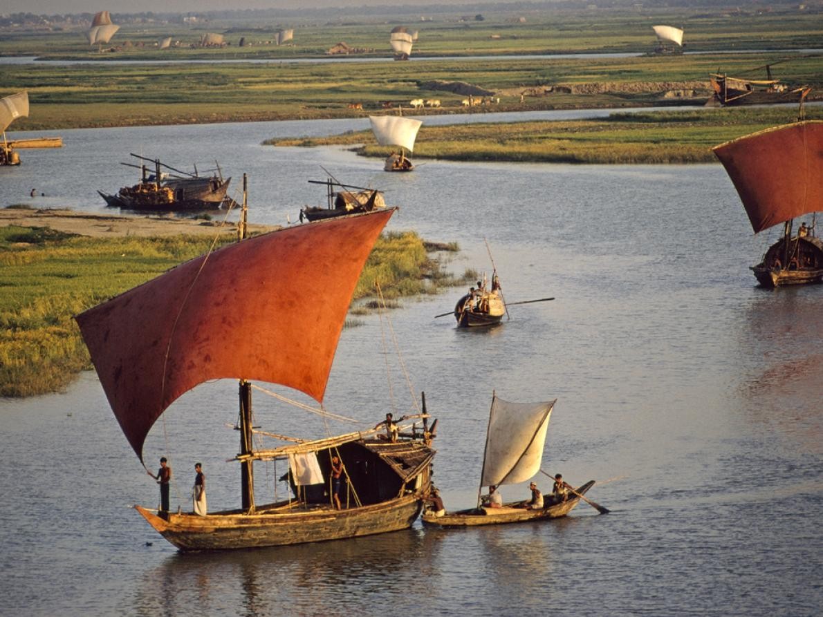 Алые паруса на реке Тураг, Бангладеш, 1972. Фотограф Дик Дарранс