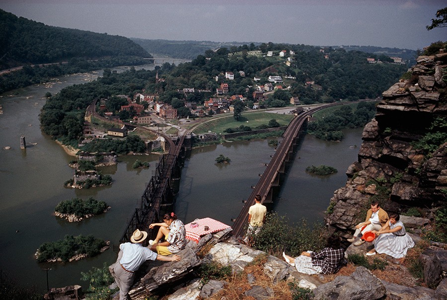 Пикник на скалистых высотах. Харперс-Ферри, Мэриленд, 1962. Фотограф Фолькмар К. Венцель — Странный цвет: краски жизни в плёночных фотографиях / Камералабс