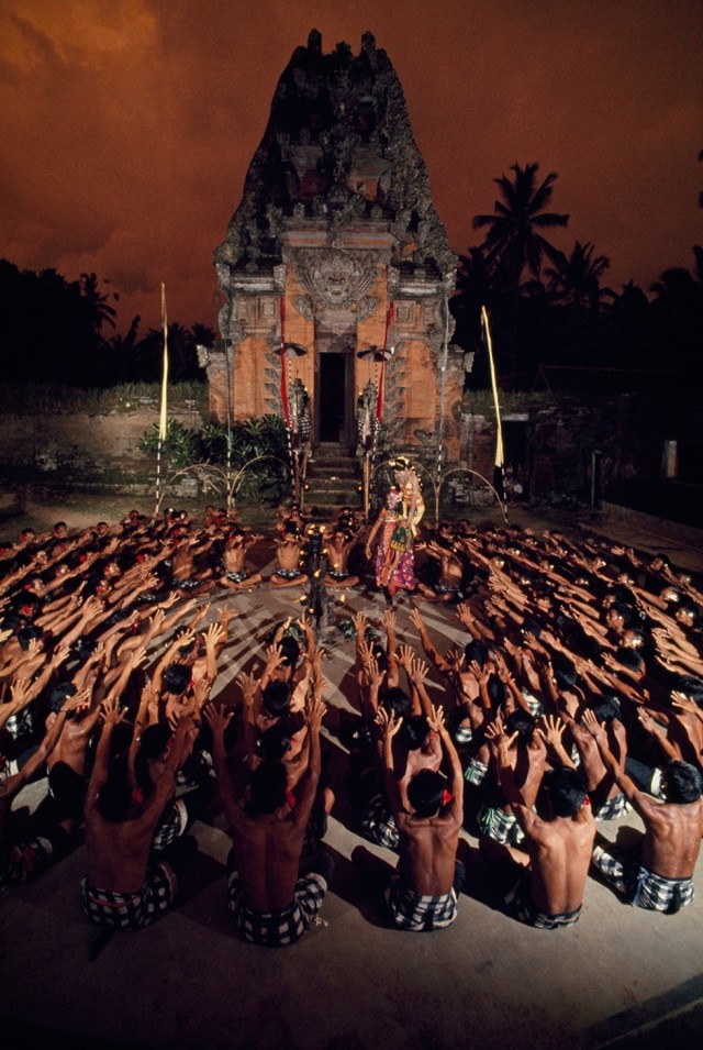Постановка перед храмом на острове Бали, Индонезия, 1969. Фотографы Донна и Гилберт М. Гросвенор