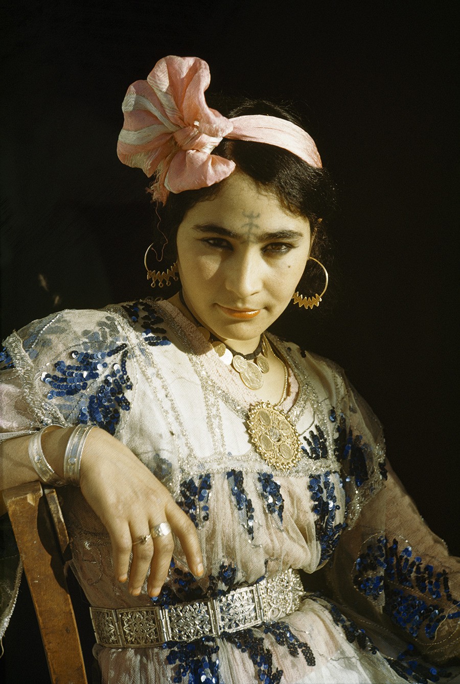 Женщина с татуировкой танцоров, Алжир, 1949. Фотограф Мейнард Оуэн Уильямс — Странный цвет: краски жизни в плёночных фотографиях / Камералабс