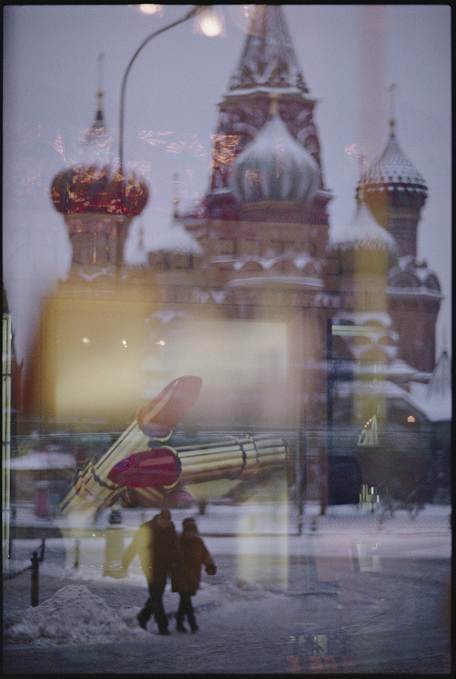 Храм Василия Блаженного на Красной площади сквозь витрину магазина. Фотограф Джоди Кобб