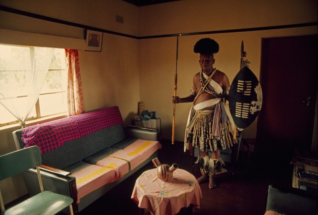 Вождь народа ндебеле в своём доме в Зимбабве, 1975. Фотограф Томас Неббиа