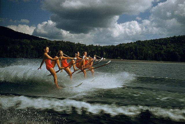 Женская команда по водным лыжам на озере в штате Нью-Йорк, 1956. Фотограф Роберт Сиссон