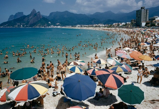 Пляж Арпоадор в Рио-де-Жанейро, Бразилия, 1955. Фотограф Чарльз Аллмон