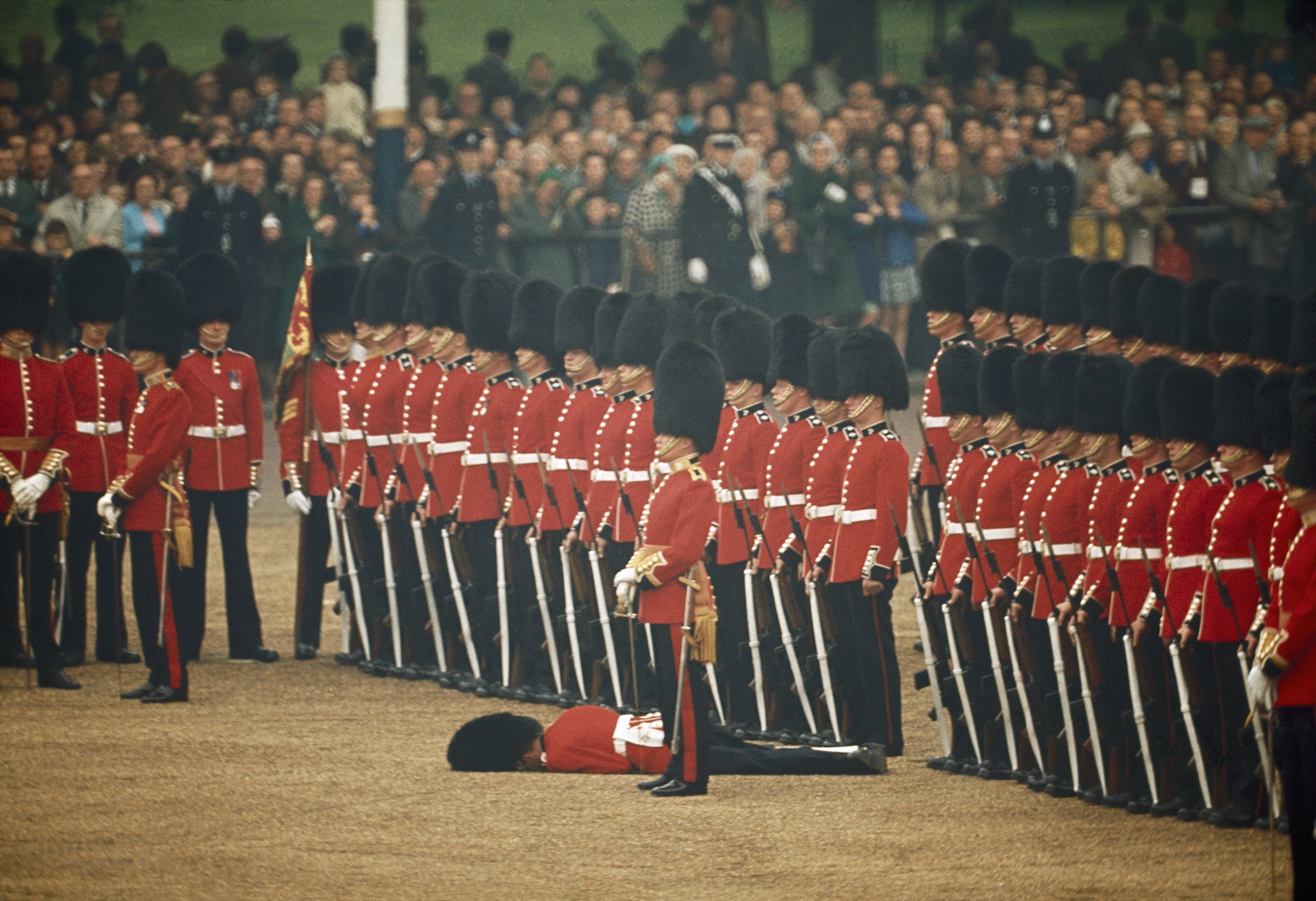 Один из ирландских гвардейцев упал в обморок. Лондон, 1966. Фотограф Джеймс П. Блэр
