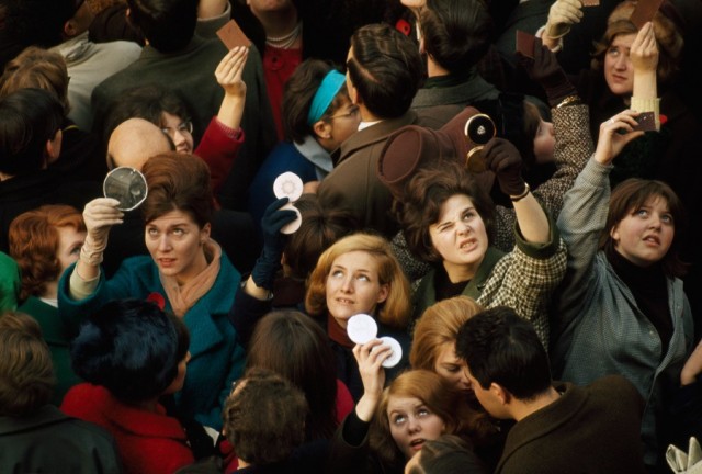 Женщины в толпе пытаются увидеть королеву в Лондоне, 1966. Фотограф Джеймс П. Блэр