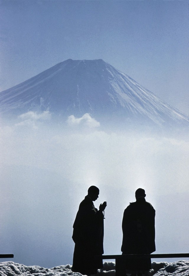Монахи ранним утром созерцают гору Фудзи, Япония, 1961. Фотограф Берт Глинн