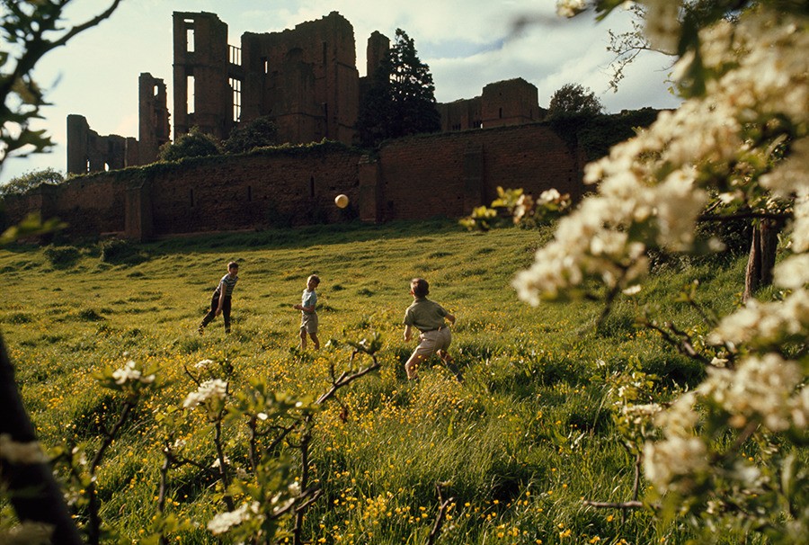 Дети играют рядом с руинами замка в Уорикшире, Англия, 1968. Фотограф Тед Шпигель