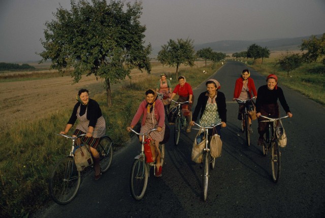 Женщины едут домой с полей. Малые Карпаты, Чехословакия, 1968. Фотограф Джеймс П. Блэр