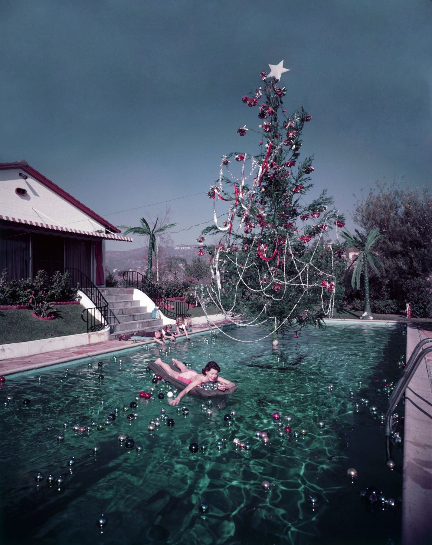 Рождественский бассейн, Голливуд, Калифорния, 1954. Фотограф Слим Ааронс