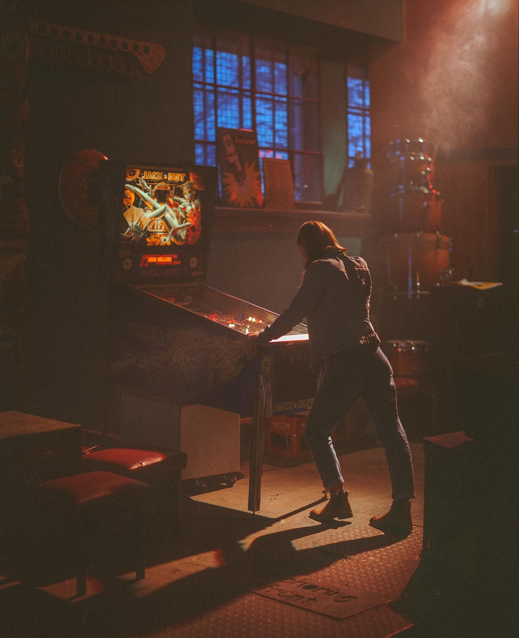 Девушка у игрового автомата. Фотограф Матеуш Журовски