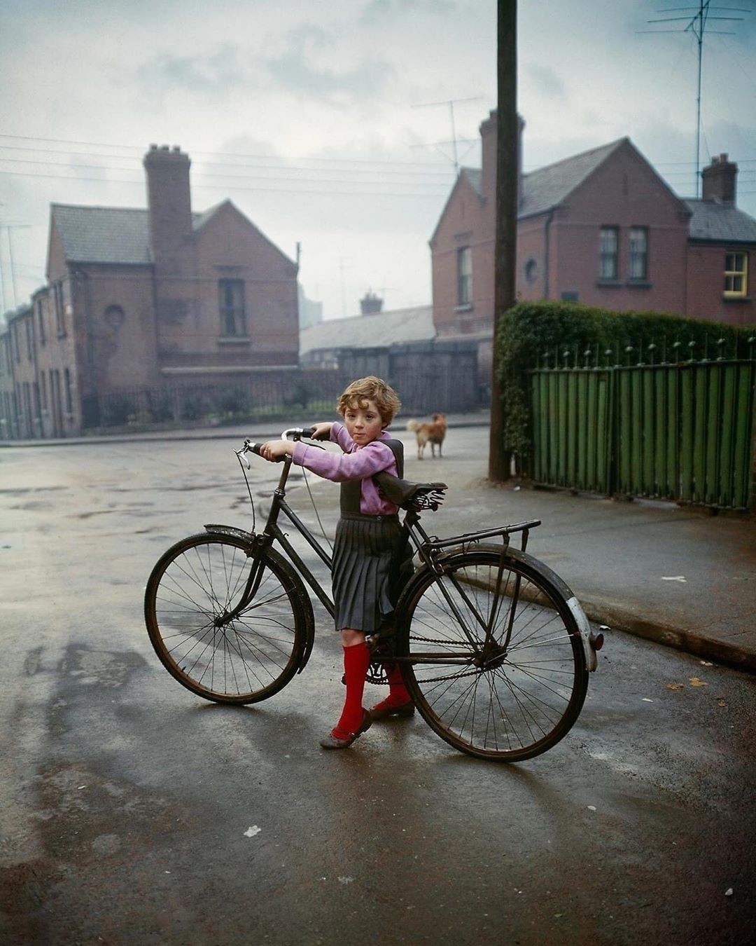 Девочка с велосипедом, Дублин, 1966. Фотограф Эвелин Хофер — Странный цвет: краски жизни в плёночных фотографиях / Камералабс