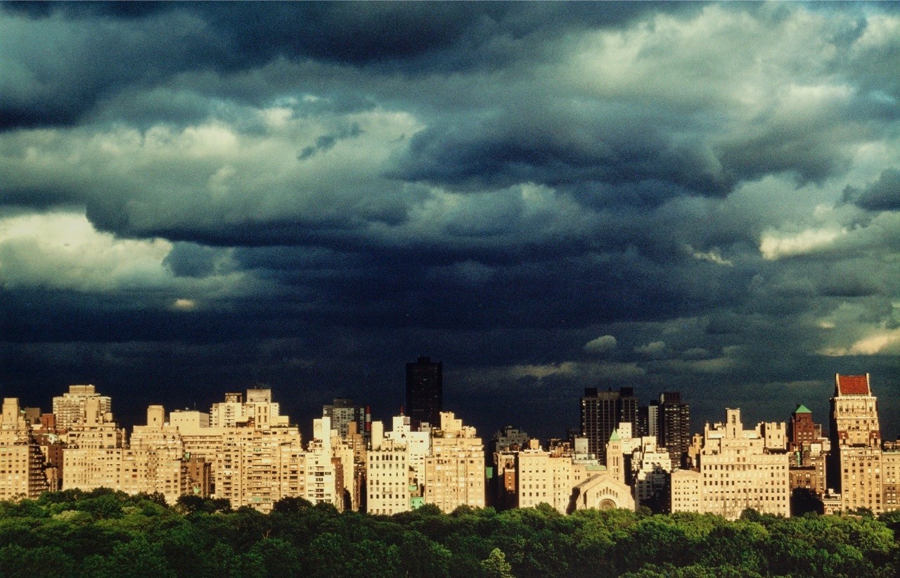 Тучи над Пятой авеню, Нью-Йорк, 1981. Фотограф Рут Оркин