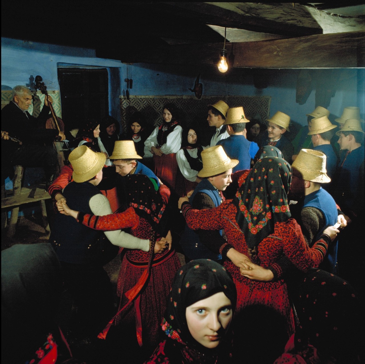Девушка на вечере народных танцев. Венгерская деревня, 1971. Фотограф Петер Корниш