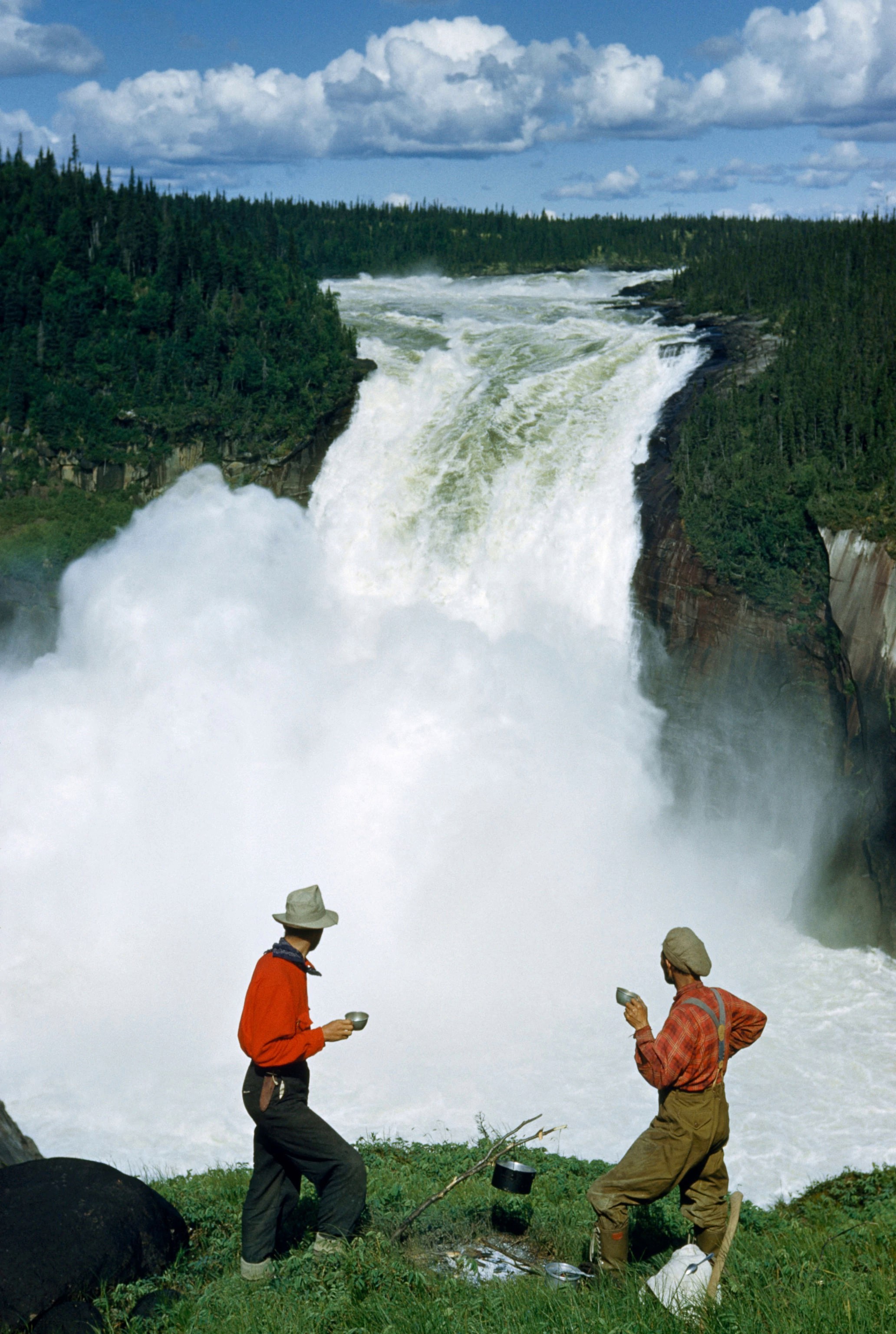 Туристы остановились выпить кофе с видом на водопад. Лабрадор, Канада, 1951. Фотограф Кэтлин Ревис