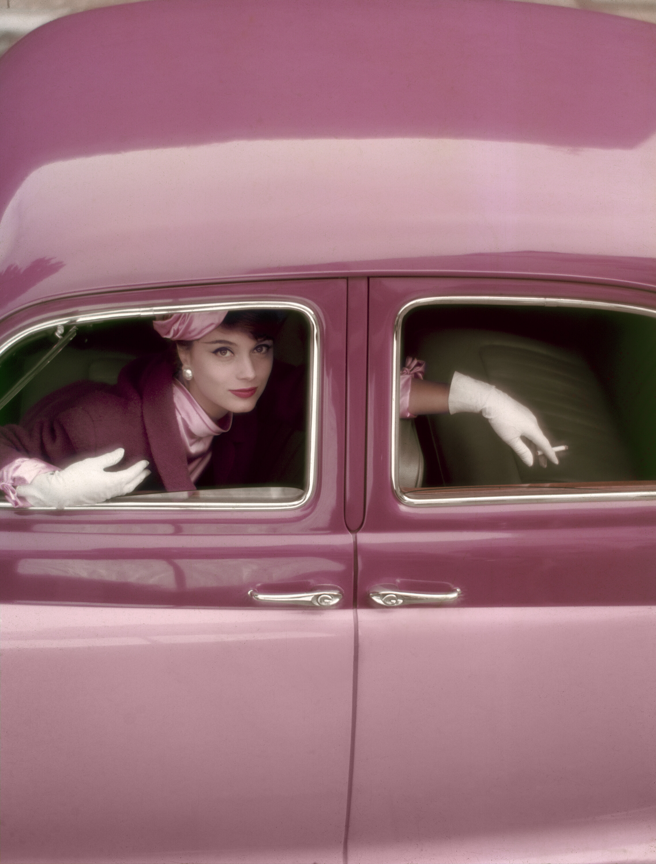 Модель Мари-Элен Арно в розовом автомобиле. Vogue, 1957. Фотограф Норман Паркинсон