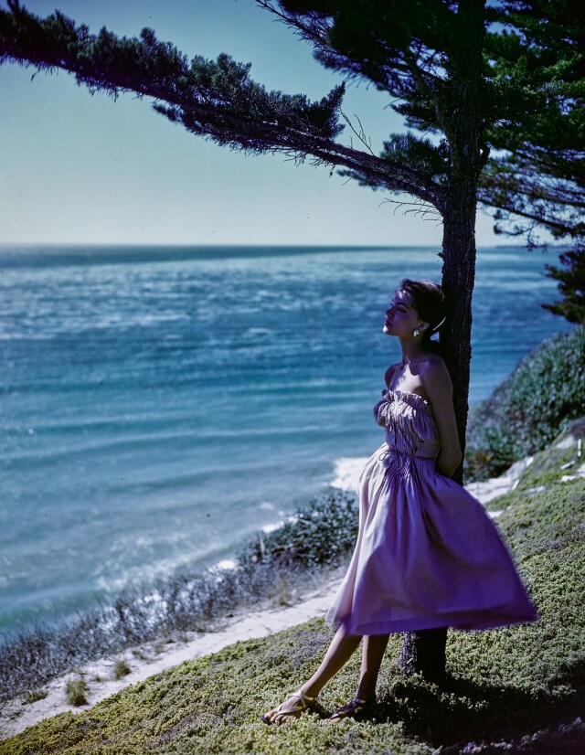 Модель в платье от Милдред Оррик, 1946. Фотограф Герберт Маттер