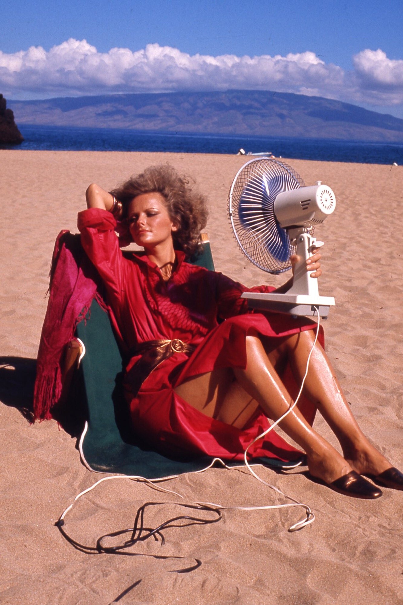 Шерил Тигс борется с жарой на пляже, 1974. Фотограф Хельмут Ньютон