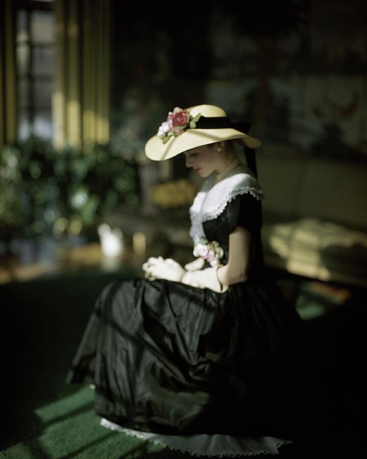 Модель в чёрном платье и шляпе от солнца, 1948. Фотограф Джон Роулингс — Странный цвет: краски жизни в плёночных фотографиях / Камералабс