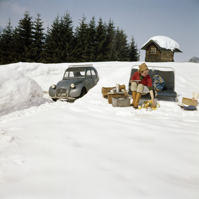 Пикник на снегу. Межев, 1965. Фотограф Жак Анри Лартиг