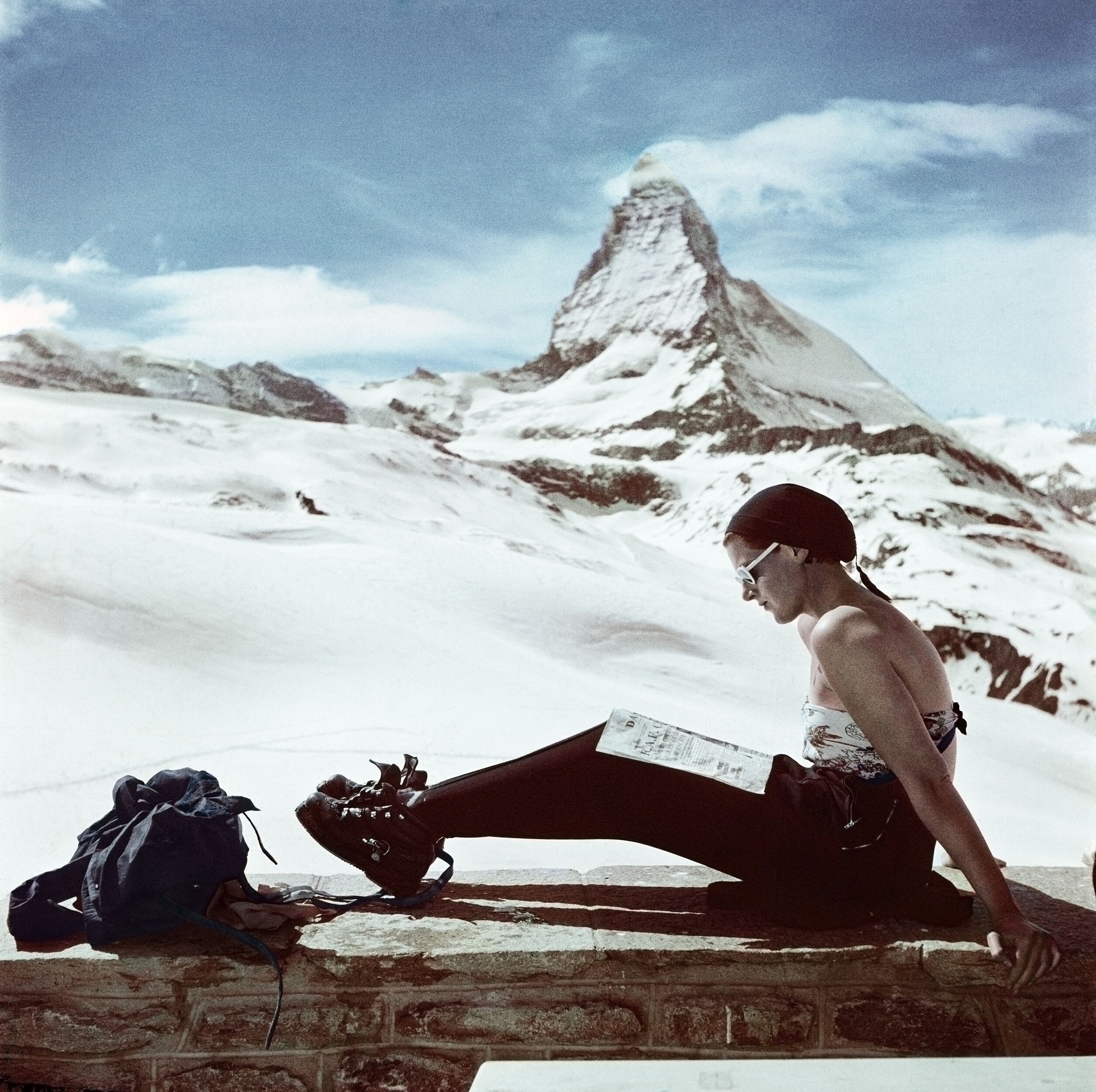 Загар в горах на фоне вершины Маттерхорн в Швейцарии, 1950. Фотограф Роберт Капа