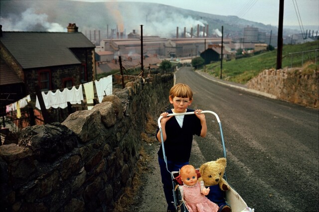 Мальчик с коляской. Уэльс, 1965. Фотограф Брюс Дэвидсон