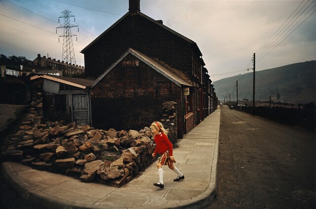 Девочка в красном свитере. Уэльс, 1965. Фотограф Брюс Дэвидсон