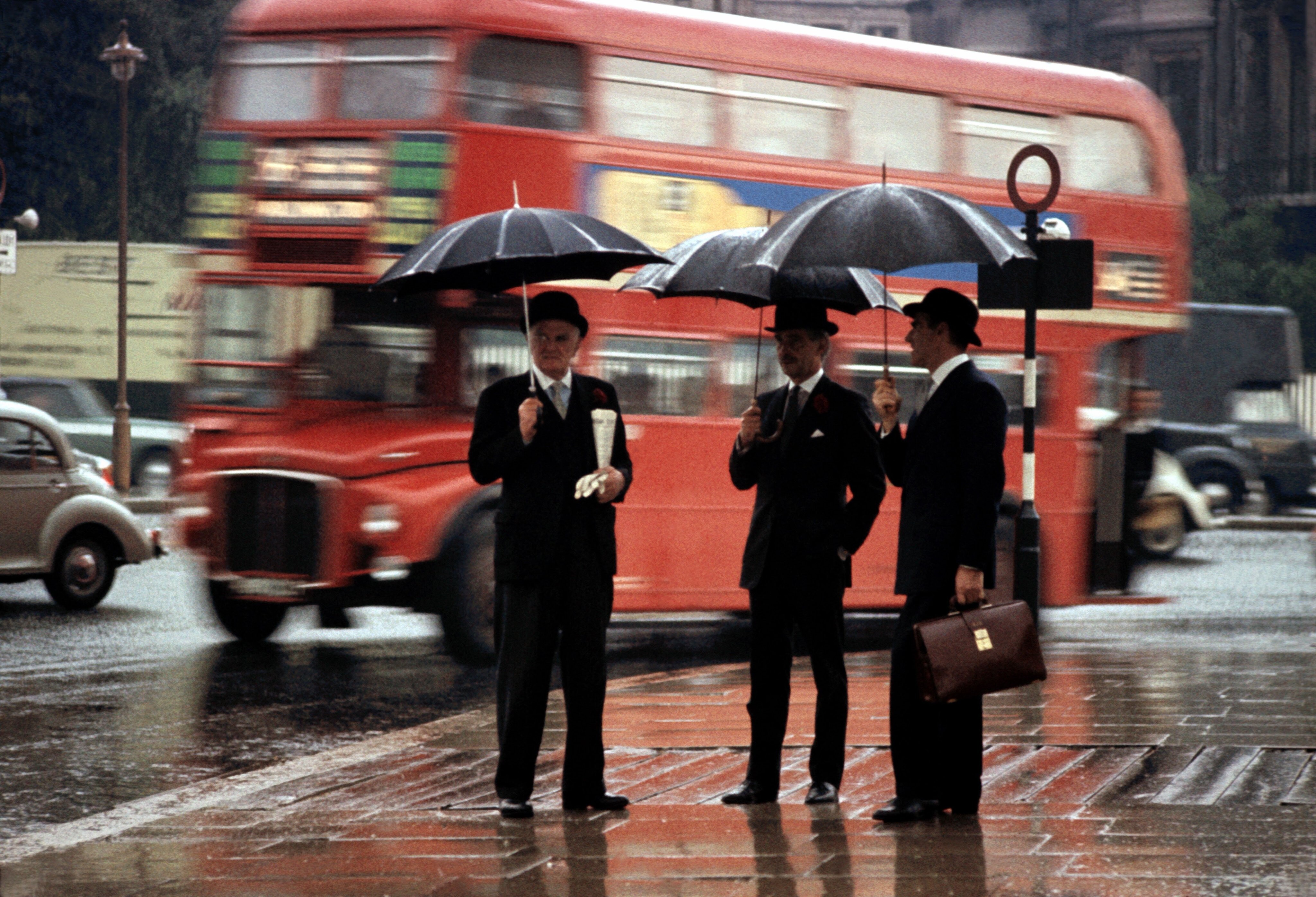 Три джентльмена в ожидании автобуса. Лондон, 1964. Фотограф Берт Глинн