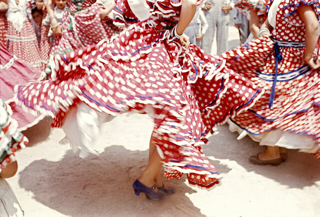 Праздничные танцы. Севилья, Испания, 1955. Фотограф Инге Морат