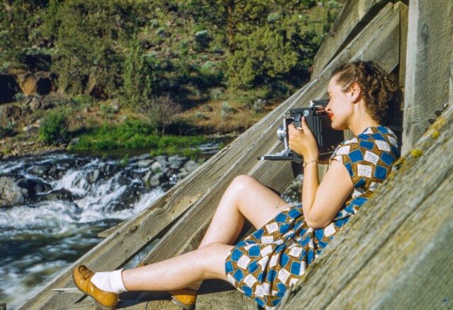 Девушка с винтажной фотокамерой, 1950-е