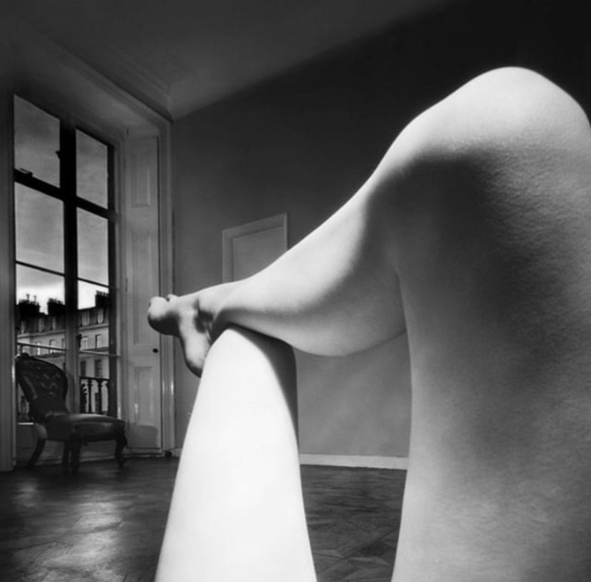 Ноги в  комнате. Фотограф Билл Брандт