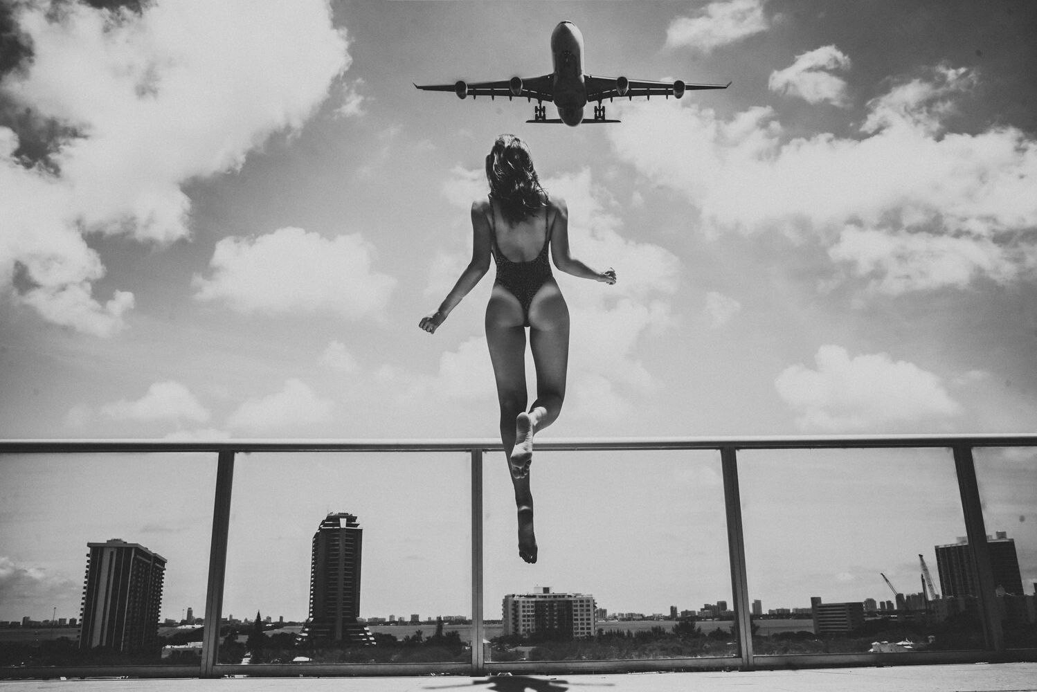 Левитирующая девушка и самолёт. Фотограф Майкл Тан (Ohrangutang)