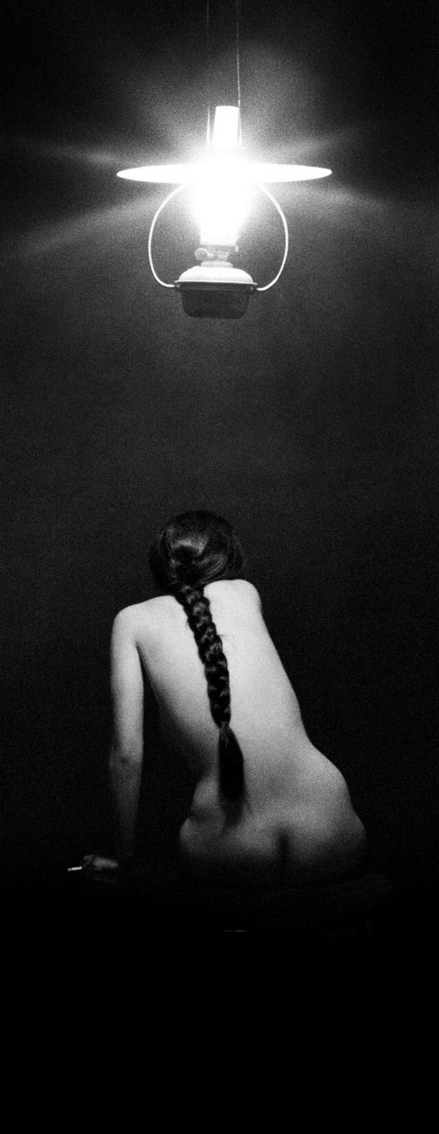Под лампой. Из фотокниги Ковбой Кейт и другие истории, 1963. Фотограф Сэм Хаскинс — Интимный взгляд / Камералабс